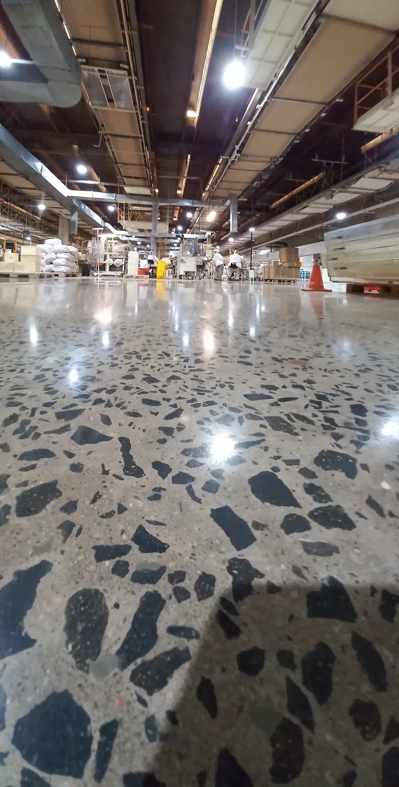 Piso de hormigón pulido con árido expuesto en planta industrial
